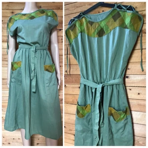 Unik vintage Sommarklänning 🌻 - Mossgrön klänning i udda modell! Sval i bomull, snörning vid axlarna och vid kjol. Fri modell, resår i midjan. Dockans bystvidd: 90cm 🌻 400kr inkl frakt - betalas med swish. Kontakta mig om du vill ha fler mått eller bilder 🌻