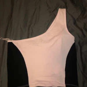 one-shoulder linne - Säljer min fina one shoulder topp för den inte kommer till använding.Aldrig använd endast testad.Storlek M .Köpare står för frakt