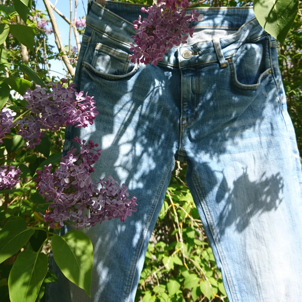 Stretchiga ljusblåa tighta jeans från Zara med slitningar, sparsamt använda! Frakt tillkommer för 79 kr🌸🌷. Jeans & Byxor.