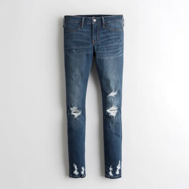 Jeans från Hollister. Säljer då de är för små. Använda ca 3ggr. Nypris är ca 600kr och de går endast att köpas på online på hollisters hemsida. Köpare står för frakt. Jeans & Byxor.