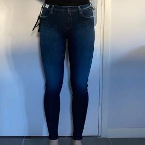 Mörkblå jeans med superstretch (hyperflex +) från REPLAY. Storlek 26. Frakt ingår. Modell STELLA