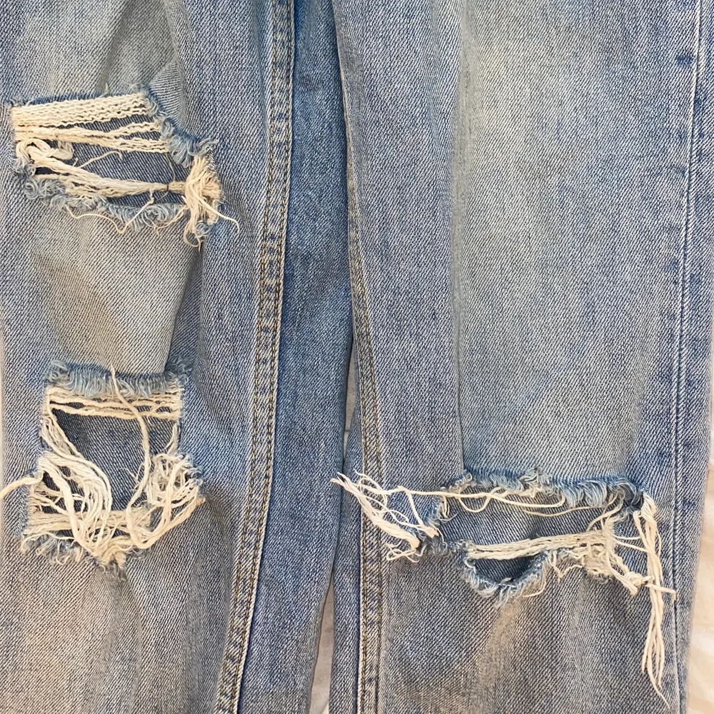 Högmidjade, stretchiga jeans med slitningar som tyvärr har blivit för små för mig. Dom sitter som en smäck!!🍑🍑 Hålen har slitits under användning men annars är jeansen i gott skick.   (Modell Sienna, köpta för 500kr) Märke: Gina Tricot 😇FRAKT ÄR INRÄKNAD . Jeans & Byxor.