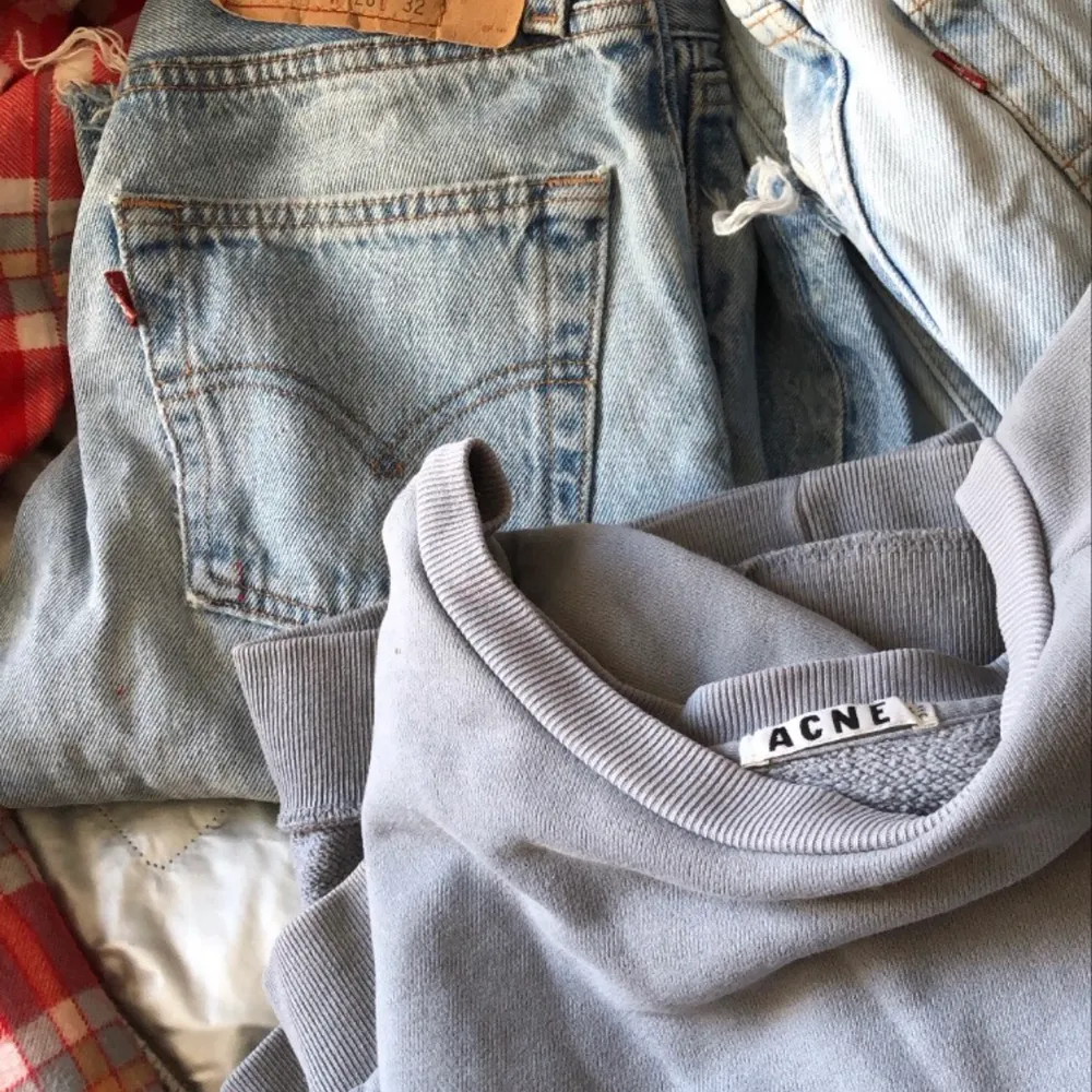 Kommer börja lägga ut lite kläder så börja gärna följ!!! Vill bli av med så mkt som möjligt! Kram💜. Jeans & Byxor.