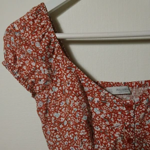 Pull & Bear sommarklänning - Supersöt sommarklänning från Pull & Bear söker nytt hem! Så fin, köpt på plick men tyvärr för liten för mig. Fint skick! Storleksmärkt S men väldigt kort, tror den passar bättre som XS! Frakt tillkommer för 44 kr!