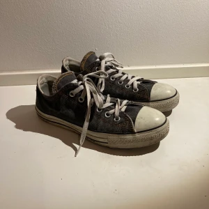 Converse grå jeans 38,5 - Converse i grå denim. Finns i Sthlm. Kan mötas upp alt skicka! Mottagaren betalar frakt. 