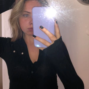 Topp - Svart topp med detaljer från Nolita. Använd men i bra skick!! Storlek: S