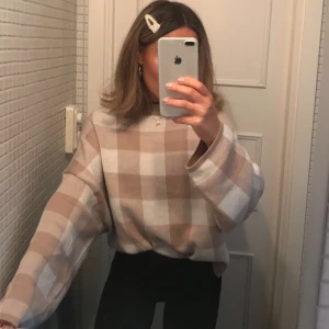 Rutig tröja - Såå fin rutig stickad tröja från Gina som inte riktigt kommer till användning längre🐭frakt tillkommer! Vid högt intresse gäller budgivning💫