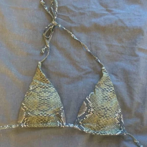 Bikini - bikiniöverdel från zaful som är för liten för mig, inga fel. Frakt tillkommer