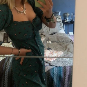 Blommig klänning - Säljer denna fina sommar klänning från Nelly.com. Använder den inte då den är för tajt vid bysten. Det är i storleken EU34 då den passar super i längd och form utom bysten (för stor bystade). Betalning via swish🌸 (+frakt)