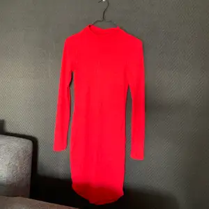 Tajt,ribbad klänning från Gina tricot i storlek XS
