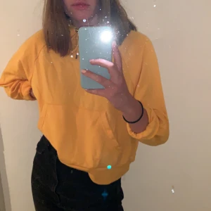 Gul hoodie - Croppad gul hoodie i storlek XS endast använd ett fåtal gånger. Passar en S också. Ska sitta lite pösigt, snygg till jeans