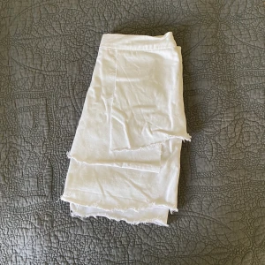 Kjol - Vit kjol från Stradivarius