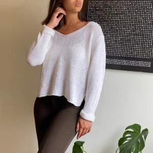 Stickad tröja - Vit stickad tröja. Perfekt till sommaren 