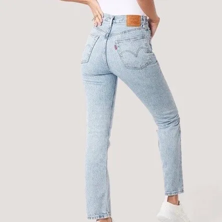 Säljer ett par Levi’ s jeans då dom tyvärr är förstora för mig. Står att den är W24L26 men skulle snarare säga att dom passar någon med W25L28. Byxorna är i mycket fint skick. Kan mötas upp i Göteborg eller skicka och då står köparen för frakten.. Jeans & Byxor.