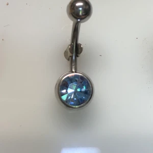 Navelpiercing  - Fina smycken från företaget Laboro. Navelpiercing i titan och kirurgiskt stål. 39 för en i kirurgiskt stål +frakt. Finns fler färger - kolla profil. Hör av er vid köp och frågor. Mvh 