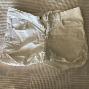 Vita h&m shorts - Vita nästan oanvända shorts från h&m. Väldigt fint skick och passar till allt. Alltid öppen att diskutera pris och byten, skriv privat för fler bilder🥰🥰🥰