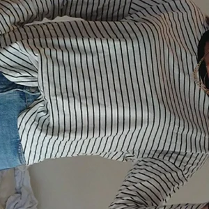 soft forever 21 randig tröja i storlek s - knappt användt!! sjukt mjukt material, fin detalj med mörk krage, rund passform på framsidan (de blir snyggare när man lägger den i byxan) allmänt mysig, BUDA OM NI VILL 💕💕