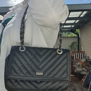 Svart väska - Svart väska, kan bäras både över axeln och cross body! Med silverdetaljer!