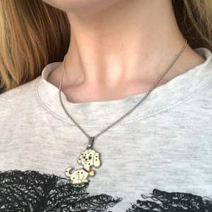 Super söt dalmatin halsband med kritsall på kopplet! En fin gåva eller till sig själv🥰✨ priset är inklusive frakt! Om frågor eller mer bilder, skriv pm☺️💕