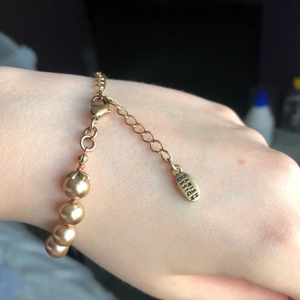 Ett sĂ„ himla gulligt armband med guldiga pĂ€rlor pÄ⚠kedjan Ă€r fast pĂ„ pĂ€rlorna genom en typ av tjĂ€rna, vilket ger en sĂ„ fin detalj! Passar sĂ„ bra till sommaren med alla varma fĂ€rgerđ„°đ priset Ă€r inklusive frakten! Pm om frĂ„gor eller bilderđ. Accessoarer.