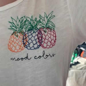 2 vita T-shirt  - 2 olika t-shirts från H&M på sista bilden ser ni hur T-shirten ser ut och den ända skillnaden är då trycket på dem. Båda för 100 eller var för sig för 60💕 + frakt. Båda är storlek S