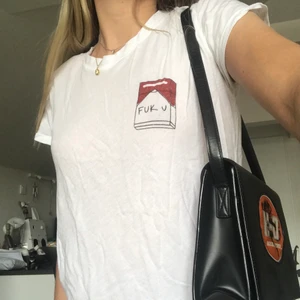 T-shirt  - Mjukaste T-shirten ifrån Brandy Melville med text ”fuk u”, var tidigare en av mina favoriter men säljer då det inte är min stil längre. ❤️