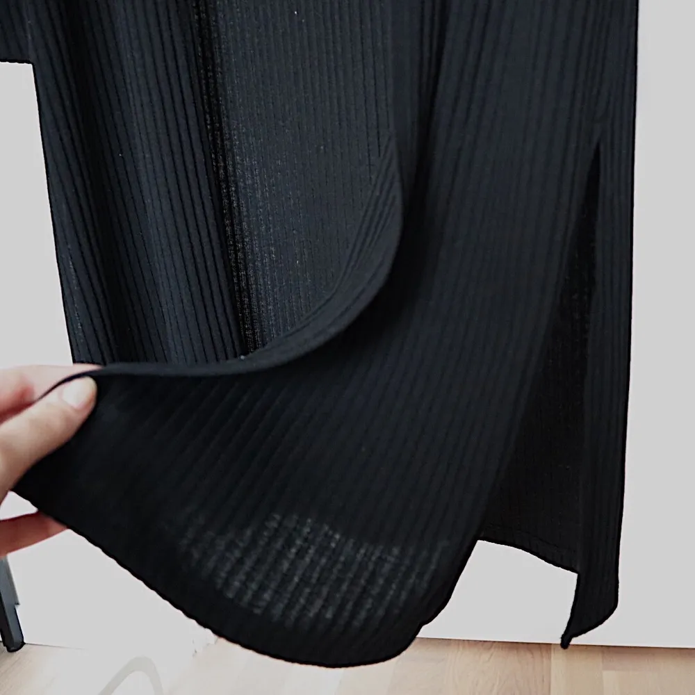 Lång, elegant, svart cardigan att ha utan på andra kläder. Jätte komfortabelt :,) Fråga om det är något 💕. Tröjor & Koftor.