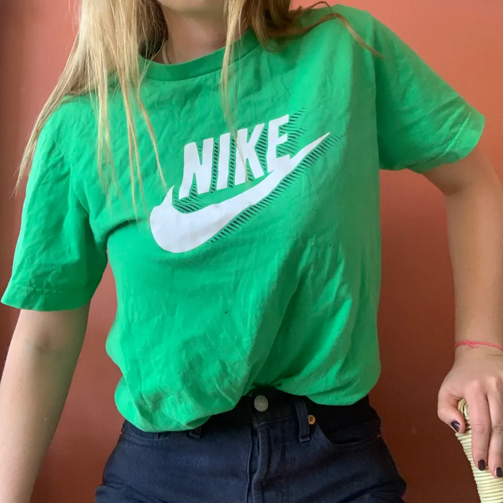 grön T-shirt från Nike. barnstorlek L men passar XS/S. några svarta prickar som inte går bort. . T-shirts.