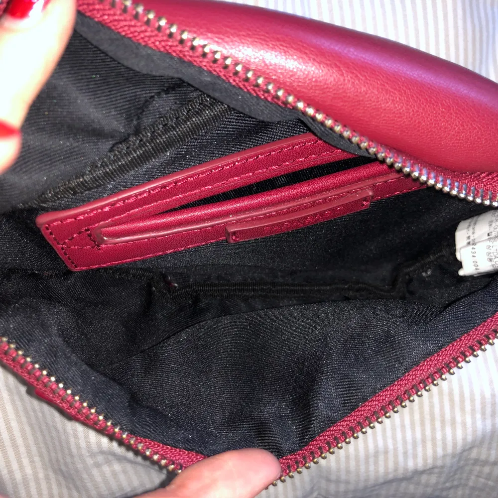 Ball crossbody väska från Zara som håller mobil, plånbok, hörlurar och lite till. Kom tyvärr aldrig till användning så i finfint skick! Köparen står för frakt :). Väskor.