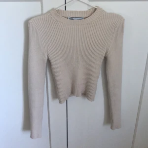 Tröja från zara, storlek M - Såå fin tröja från zara, storlek M. Väldigt fin passform. Använd två gånger. 