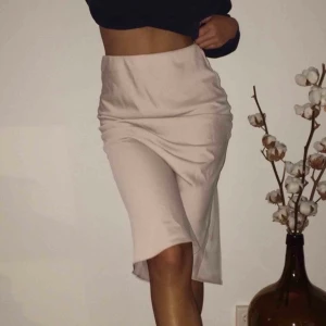 Kjol - Kjol köpt på plick, men ursprungligen från River Island! Kjolen är använda 1 eller 2 gånger men inte tillräckligt för att jag ska behålla den💜 Köparen står för frakt kan även mötas upp i Uppsala, eventuellt Sthlm (lånad bild) 210kr högsta bud