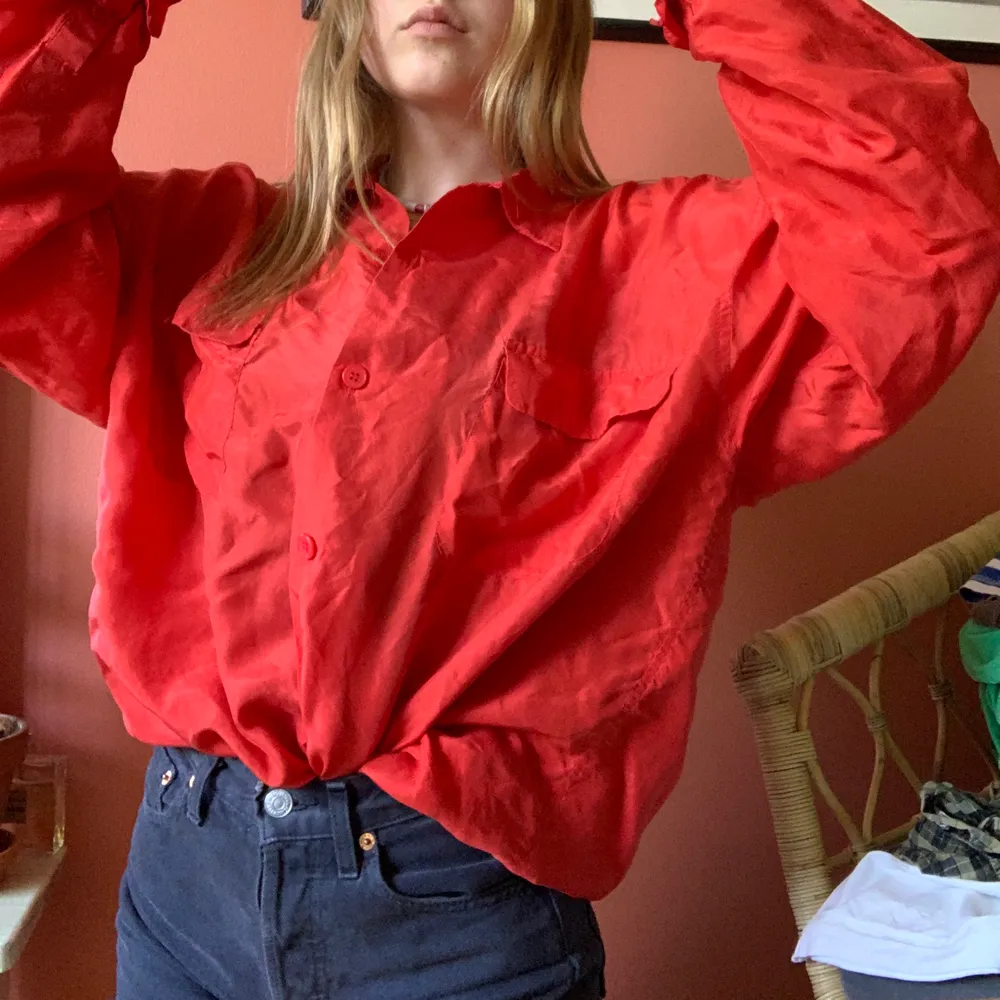 skjorta i silke ! stark röd färg, väldigt tunn, perfekt till sommaren :) . Skjortor.
