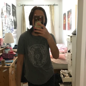 grå t-shirt  - grå t-shirt i svalt material. cool