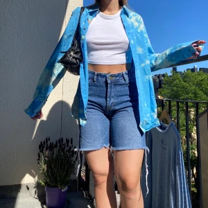 Somrig tie dye skjorta! - Superfin skjorta som passar till både jeans och shorts! Perfekt att ha på stranden eller liknande💖 kan mötas på söder annars står köparen för frakt på 42kr 💋💋