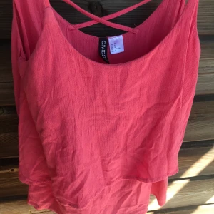 Divided sommartopp strl 38 - Fräsch sommartopp med snygg rygg.