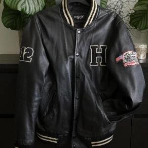 Baseball jacka  - En skit snygg baseball jacka som är köpt hår på plick, den passade tyvärr inte mig som ja ville så säljer därför vidare. Annars nyskick super snygg och passar till allt