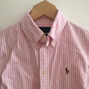 Skjorta från Ralph Lauren - Söt somrig skjorta från Ralph Lauren. Äkta och sparsamt använd. Passar en small/ 36.