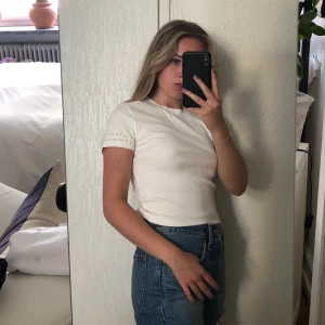 Zara croptop - Denna fina ribbade croptop från zaraed pärlor på armarna! Aldrig använd då det inte är min stil😌