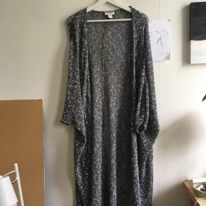 Somrig kofta från Monki - Lång somrig kofta från Monki. Onesize, i bra skick. Köparen står för frakt. 