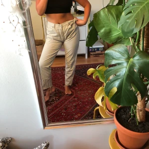 Beiga Levi’s 501  jeans secondhand  - Supersnygg 501 jeans från Levis sitter oversized på mig - köparen står för frakt🌻