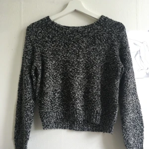 Grå stickad tröja  - Grå croppad tröja. Köparen står för frakt 