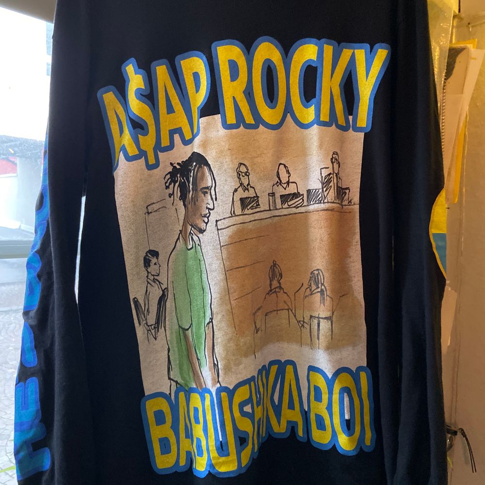 Långärmad tröja från A$AP Rockys konsert i Stockholm den 11 december 2019. Storlek M/L men passar flera storlekar. Använd 2 gånger men säljer den då jag köpte en till tröja i en annan storlek som passade bättre. Extremt skönt material & frakt står på mig. Tröjor & Koftor.