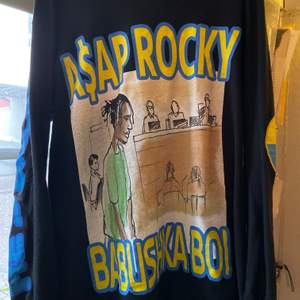 Långärmad tröja från A$AP Rockys konsert i Stockholm den 11 december 2019. Storlek M/L men passar flera storlekar. Använd 2 gånger men säljer den då jag köpte en till tröja i en annan storlek som passade bättre. Extremt skönt material & frakt står på mig