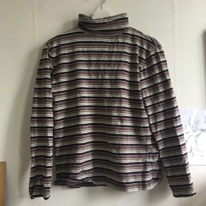 Randig turtleneck från Humana - Randig tröja köpt från Humana. I bra skick. Köparen står för frakt 