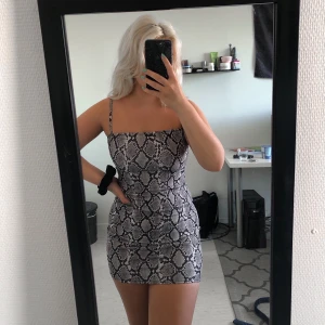 Klänning  - Tight klänning med ormmönster! Nästan helt oanvänd, jättefint skick🌞💛