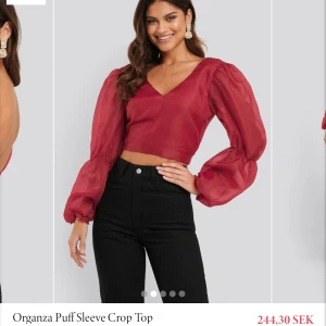 Vit puffig långärmad tröja.  - En vit puffig tröja från Nakd, aldrig använd. Dock är prislappen borta.