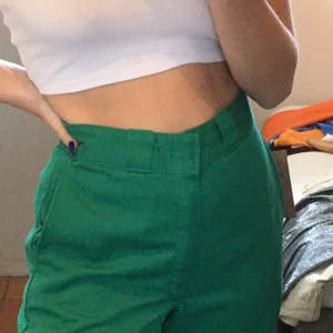 Dickies byxor  - As coola Dickies byxor köpta sekon hand. Perfekta nu till sommaren. Aldrig använda enbart testade. Prislapp kvar🦋 står att storleken är 29 i midjan men skulle säga att de är mer en 36. BUDGIVNING gäller i privat chatt  