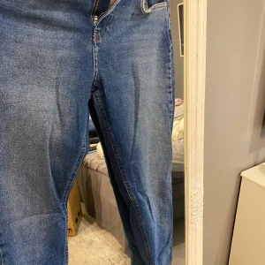 Jeans  - Snygga jeans från Gina tricot, mom jeans modellen. Har klippt dem och gjort en slits. Högmidjade och stretchiga. Storlek 36