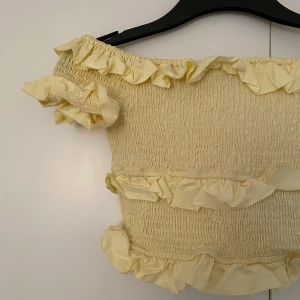 Somrig topp - Topp som tyvärr inte kommit till användning. Storlek 38 men liten i storleken, passar mig perfekt som i vanliga fall är en 34/36. Frakt tillkommer på 42kr om den ska fraktas. PS bilderna som ligger uppe är de jag har pga mitt i en flytt. 