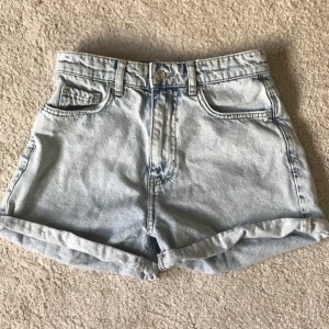 lightwash shorts  - lightwash momshorts från gina 💫 jättefint skick, ser helt nya ut. köparen står för frakt ☺️